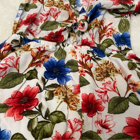 Size Small Forever 21 Floral Romper with Cutout A5 - Picture 2 of 4